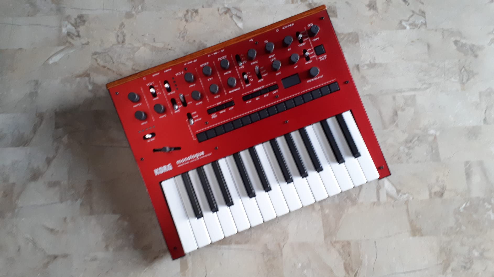 Korg monologue Monophonic Analog Synthesizer w/ 16-step Sequencer and OLED Oscilloscope customer photo 2