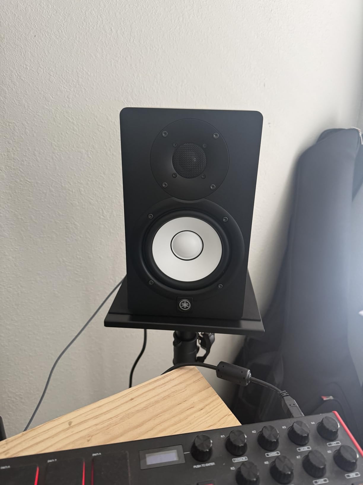 Pyle Adjustable Speaker Stand Pair - Dual Studio Monitor Tripod with Metal Base, Anti-Slip Speaker Pads, Height Adjustment from 34 to 53 inch - Ideal for Home, Studio, and DJ Use, 90 lbs Weight Capacity customer photo 1