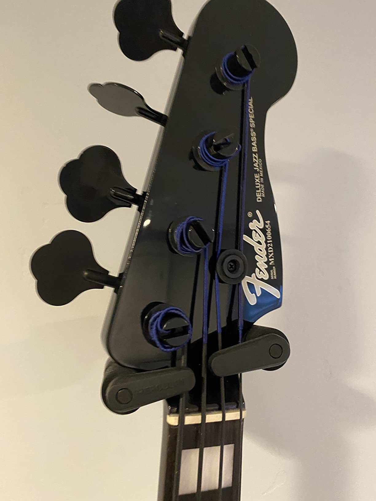 Fender Duff McKagan Deluxe Precision Bass, White Pearl, Rosewood Fingerboard customer photo 1
