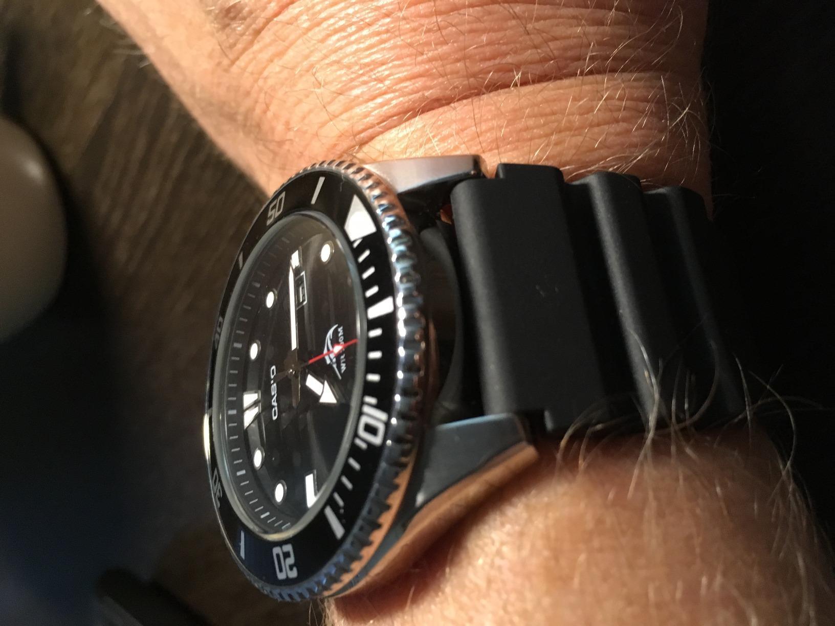 MDV106 Series | Unisex Analog Watch | 200M WR | Stainless Steel Case | Resin Band | 2 Hand Analog (HR, Min, SEC) | Date Display | Screw Down Crown/Screw Down Caseback | 3 Year Battery customer photo 1