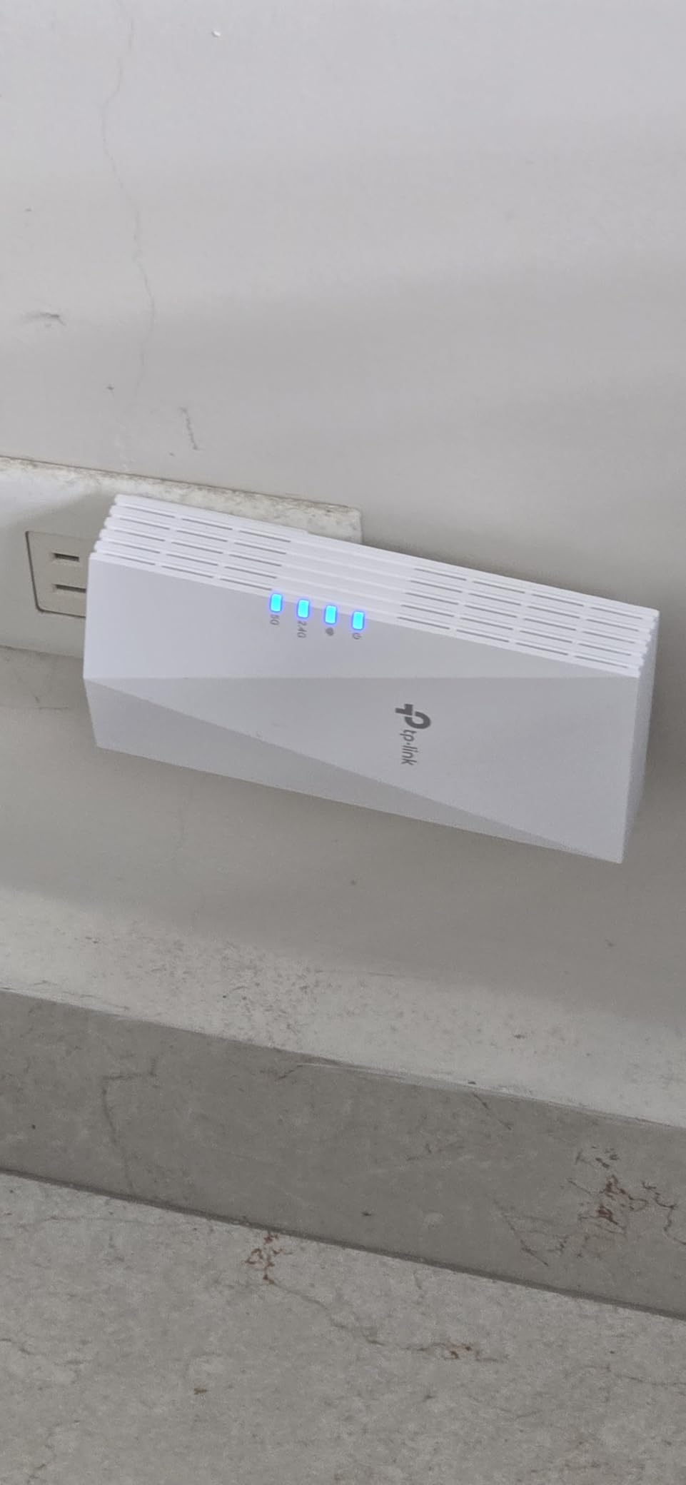 TP-Link AX1500 WiFi Extender Internet Booster(RE500X), WiFi 6 Range Extender Covers up to 1500 sq.ft and 25 Devices,Dual Band, AP Mode w/Gigabit Port, APP Setup, OneMesh Compatible customer photo 1