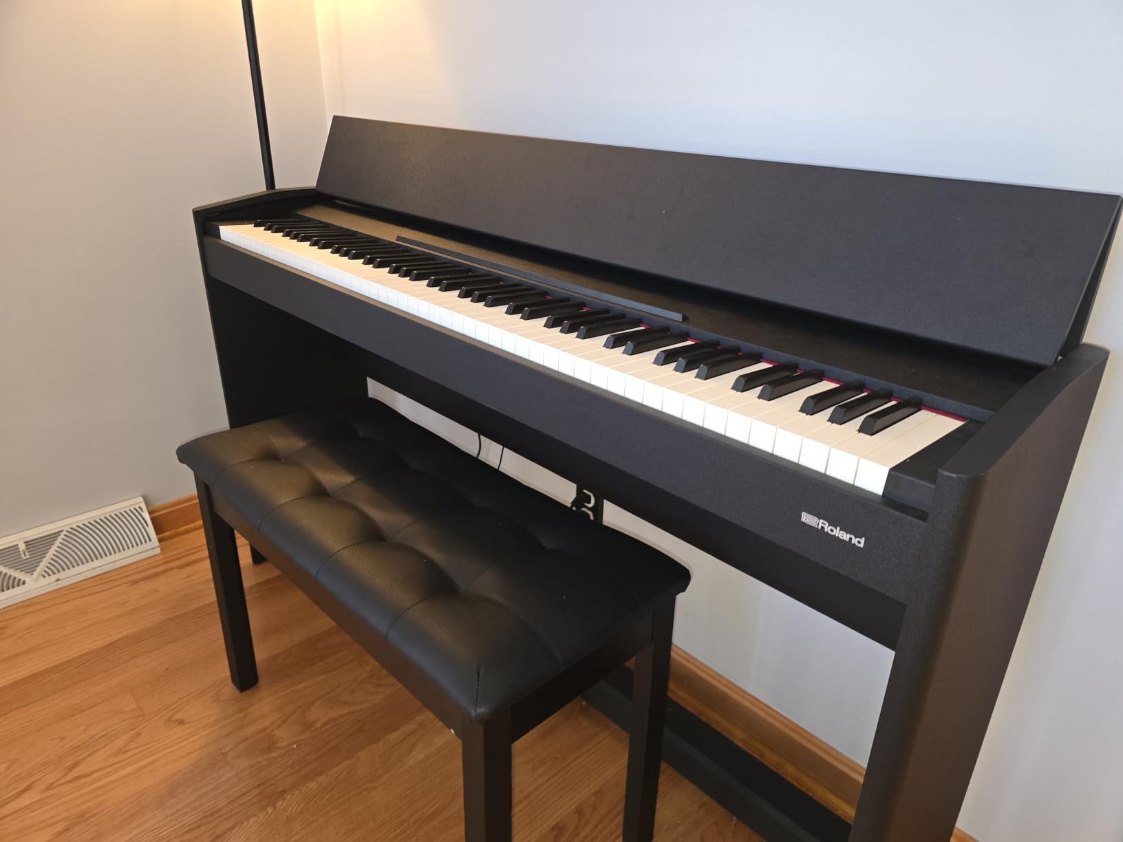 Roland F107 Digital Piano, Streamlined and Affordable Home Piano with Attractive Modern Design, Perfect for Beginners, Class-Leading Sound and Playability, Onboard Bluetooth customer photo 1