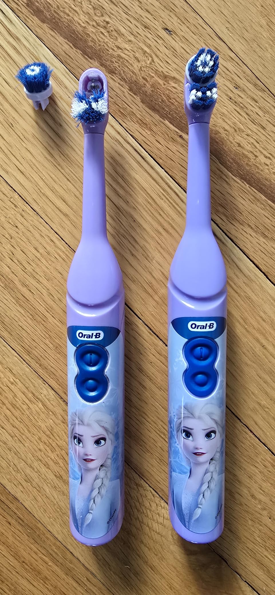 Oral-B Kid's Battery Toothbrush Featuring Marvel's Spiderman, Soft Bristles, for Kids 3+ customer photo 1