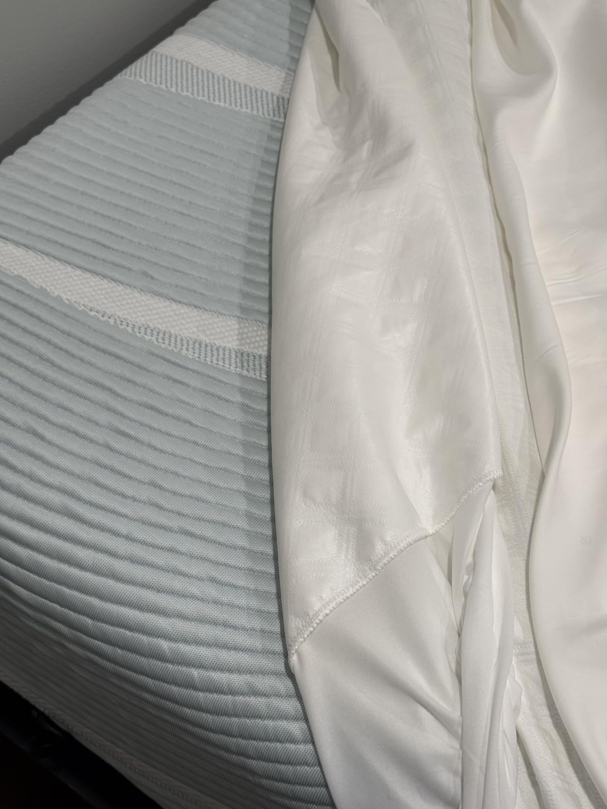 SafeRest Waterproof Queen Size Mattress Protector - Viscose Derived from Bamboo - Fitted with Stretchable Pockets - Machine Washable customer photo 1