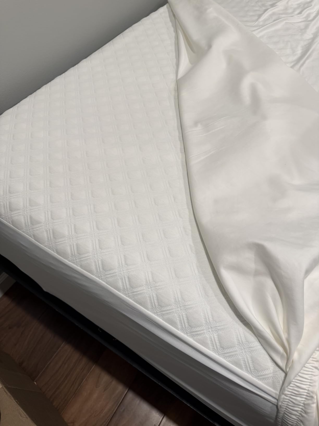 SafeRest Waterproof Queen Size Mattress Protector - Viscose Derived from Bamboo - Fitted with Stretchable Pockets - Machine Washable customer photo 2