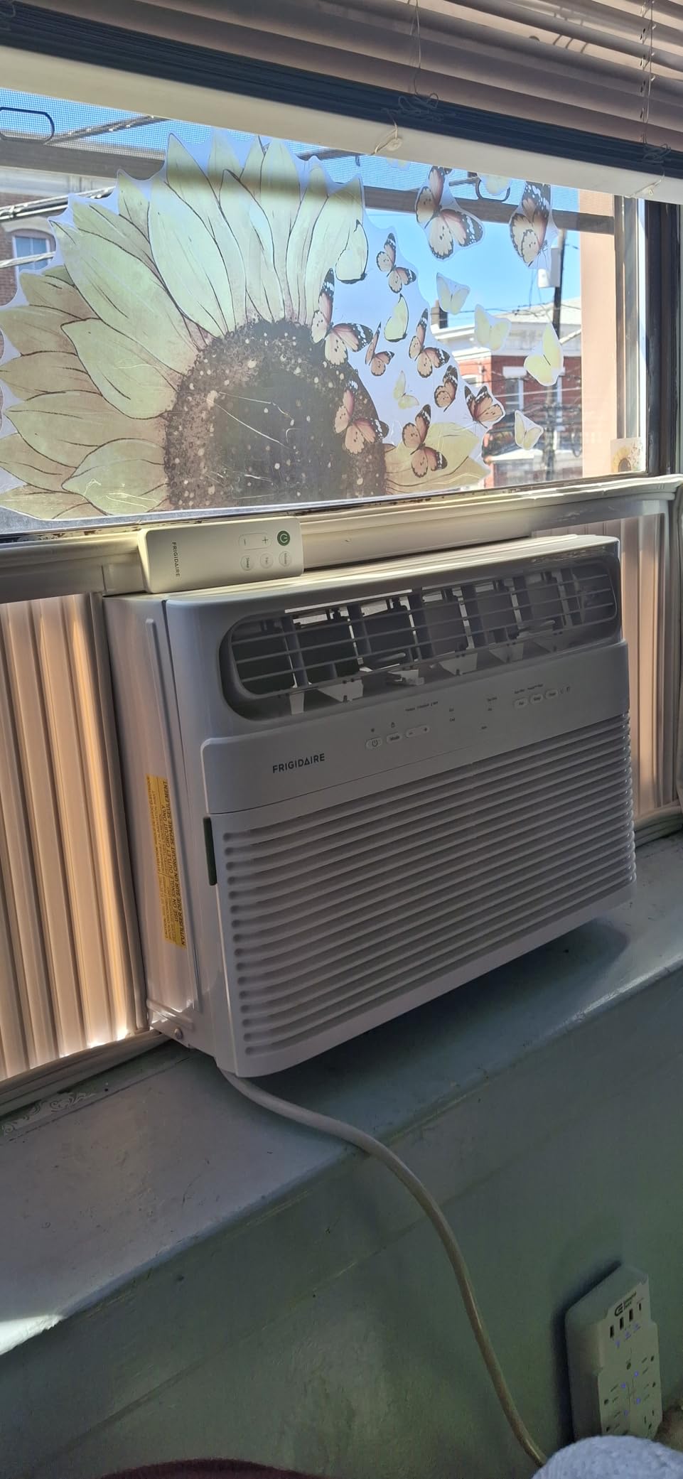 Frigidaire 10,000 BTU Smart Window Air Conditioner with Wi-Fi, Cools Up to 450 Sq. Ft., Remote Control, Quiet Operation, Eco Mode, 3 Fan Speeds, White customer photo 1
