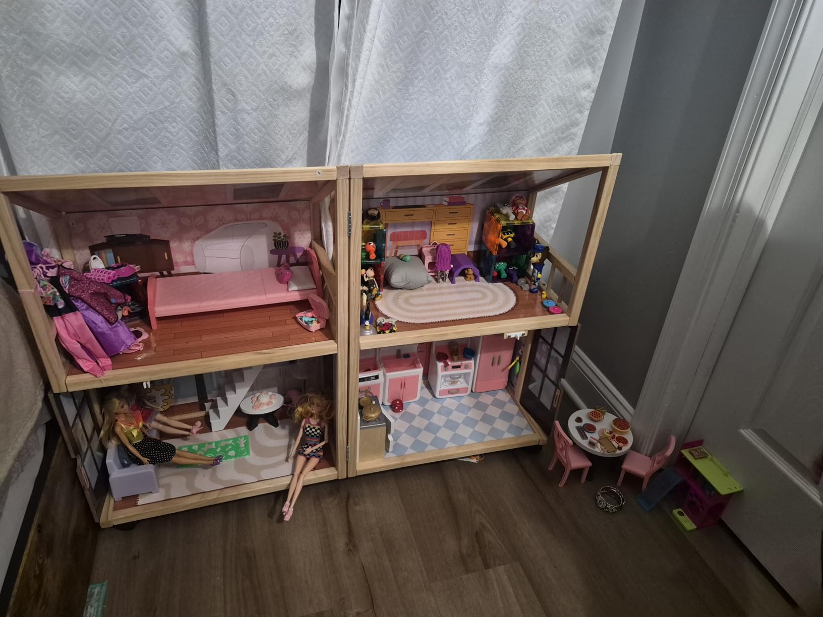 KidKraft So Darling Wooden Dollhouse on Wheels with 29 Accessories | Moveable & Storable Open & Close Doll House, Lights & Sounds, Easy Assembly, For 12