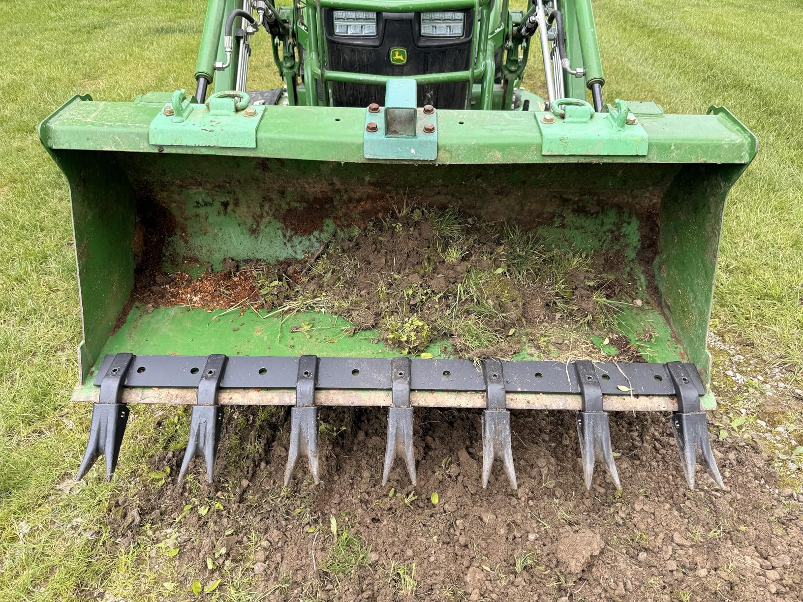 VEVOR Bucket Tooth Bar, 60'', Heavy Duty Tractor Bucket 7 Teeth Bar for Loader Tractor Skidsteer, 4560 lbs Load-Bearing Capacity Bolt On Design, for Efficient Soil Excavation and Bucket Protection customer photo 1