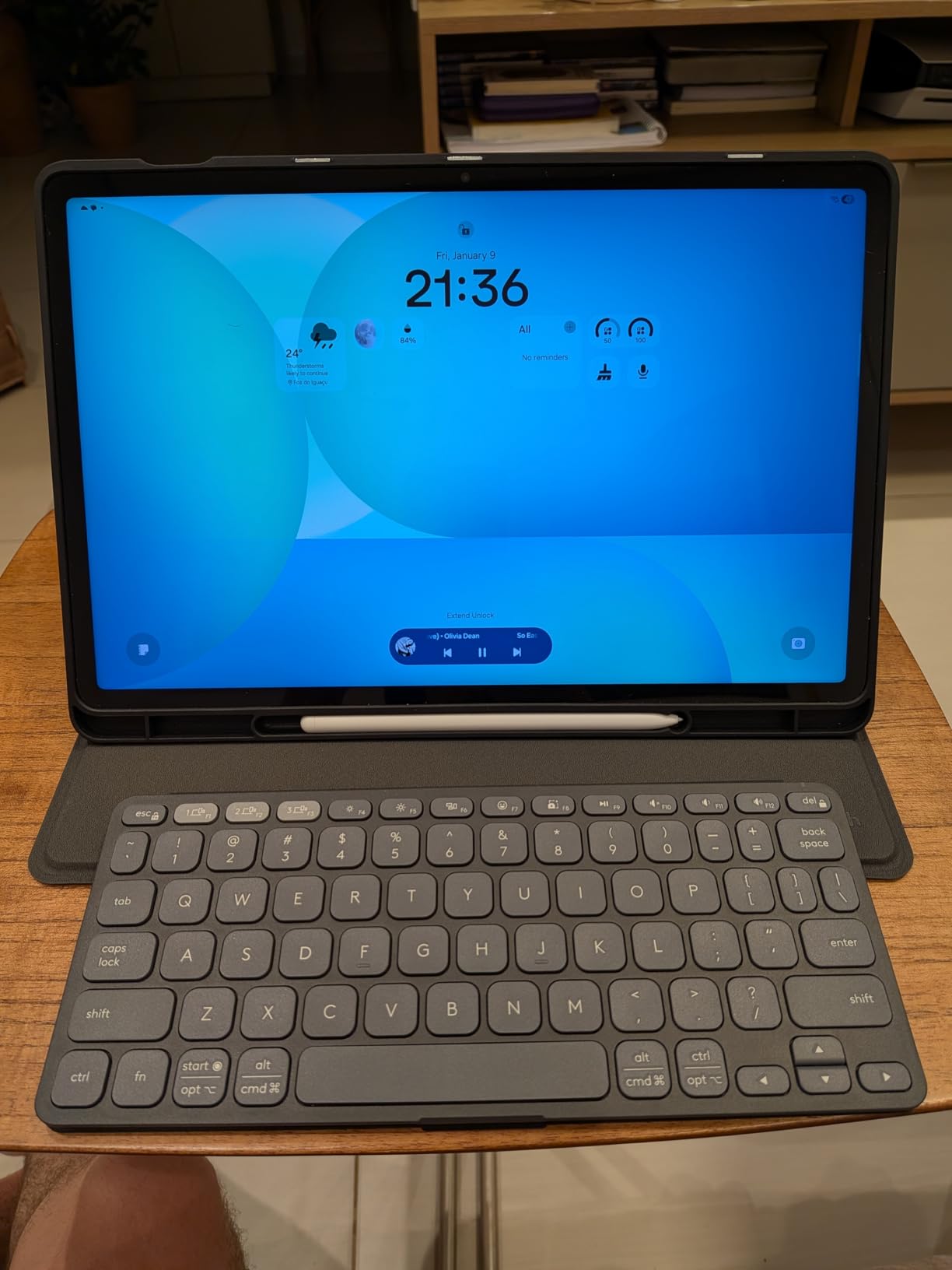 Logitech Keys-to-Go 2 Portable Bluetooth Tablet Keyboard with Built-in Cover, Slim & Compact Wireless Keyboard for Windows, Android, Linux, iPad, iPhone, Mac, Apple TV - Graphite customer photo 1