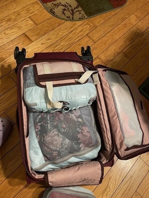 Travelpro Platinum Elite Softside Expandable Checked Luggage, 8 Wheel Spinner Suitcase, TSA Lock, Men and Women, Pilot Green, Checked Medium 25-Inch customer photo 2