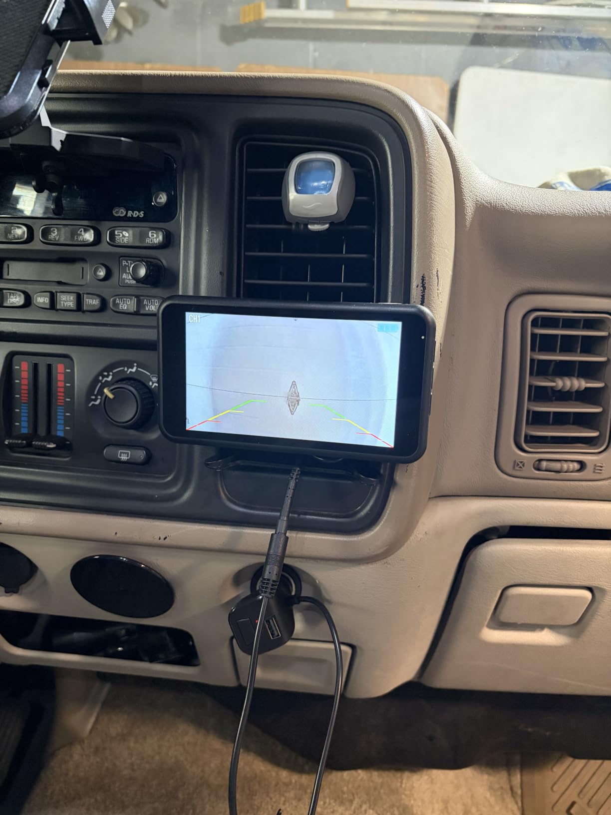 AUTO-VOX Solar Wireless Backup Camera with 5 Inch 1080P Monitor: 5000mAh Battery 2 Mins DIY Installation & 2 Split Screen Back Up Camera, IP69K Waterproof Reverse Camera for Car, Van, SUV, Truck, Trailer customer photo 1