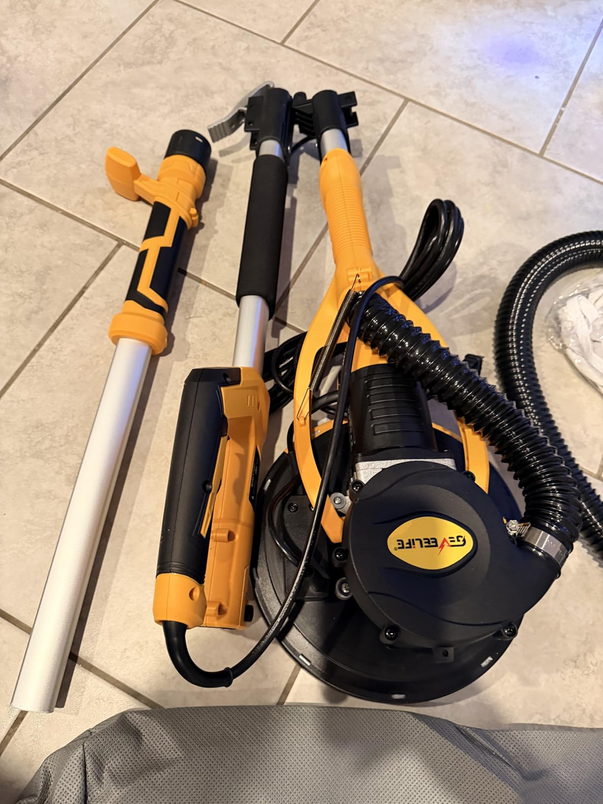GEVEELIFE Drywall Sander, 880W 7.33A Electric Drywall Sander with Vacuum Dust Collector, 5 Variable Speed 1000-2100RPM, LED Light, Foldable & Extendable Handle, 12 Sanding Discs customer photo 1