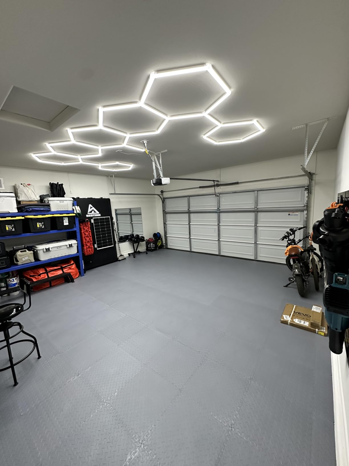 VEVOR Garage Floor Tiles 20.2 x 20.2 x 0.2 inch, Interlocking Diamond Plate Slip-Resistant Texture, for Garages, Warehouse, Tool Room, Black, 16 Pack customer photo 1